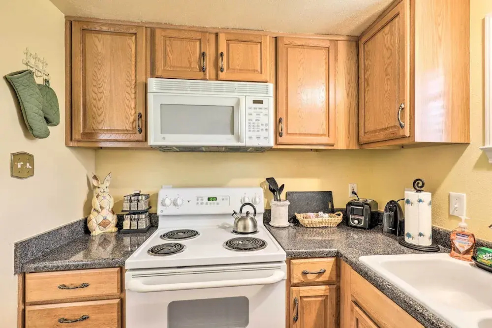 Studio in College Station w/ Expansive Deck!