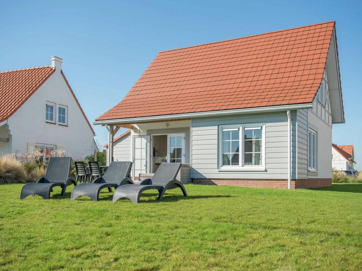 Detached villa with three bathrooms, 400 m. from the beach