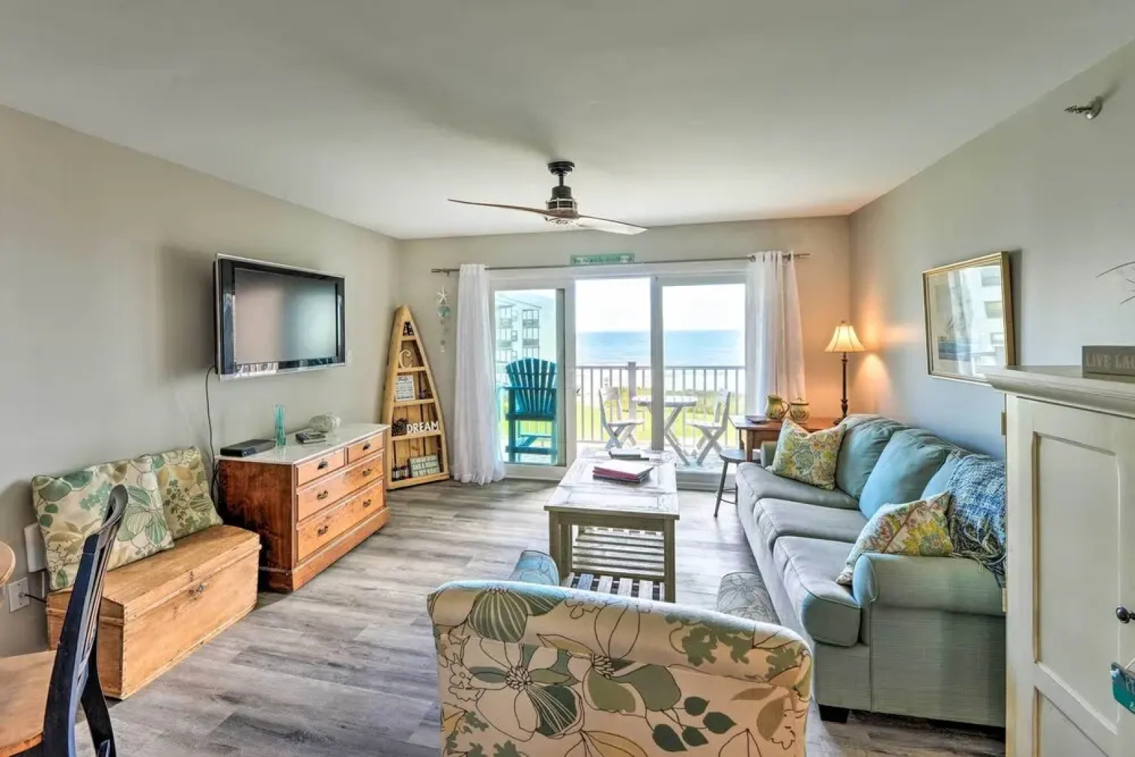 Airy Oceanfront Condo: Beach Views & Pool Access!