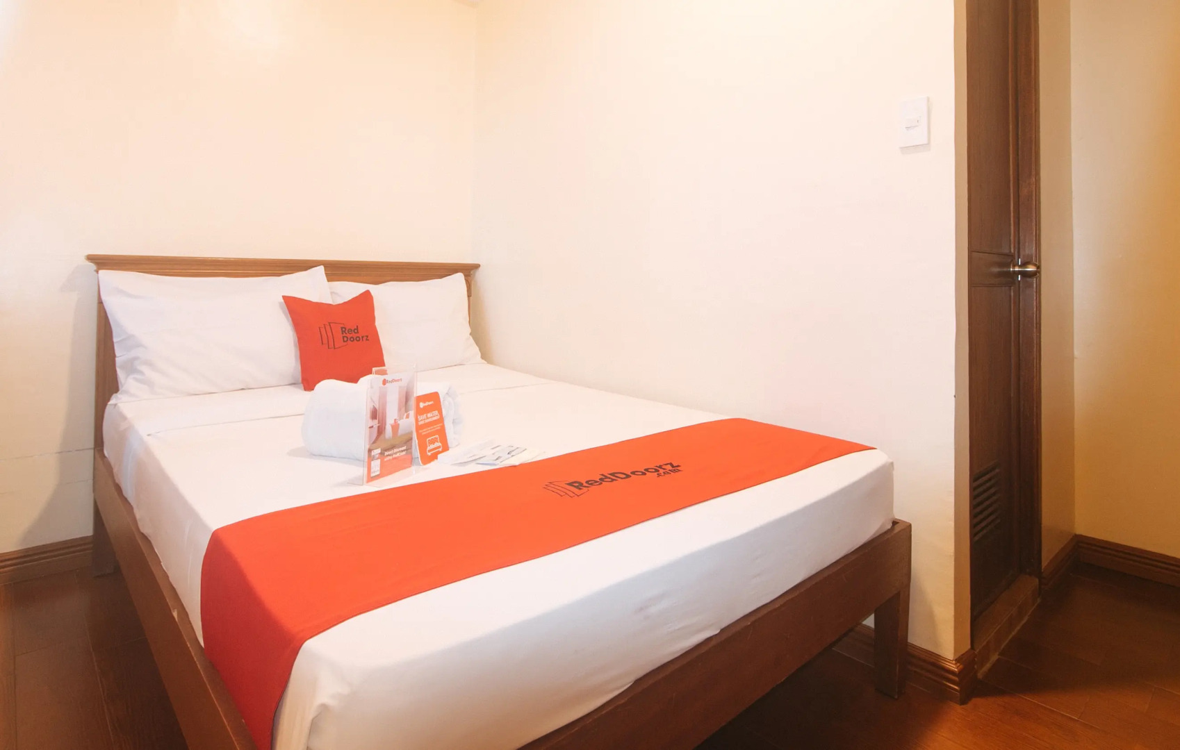 RedDoorz @ Moonwalk Paranaque