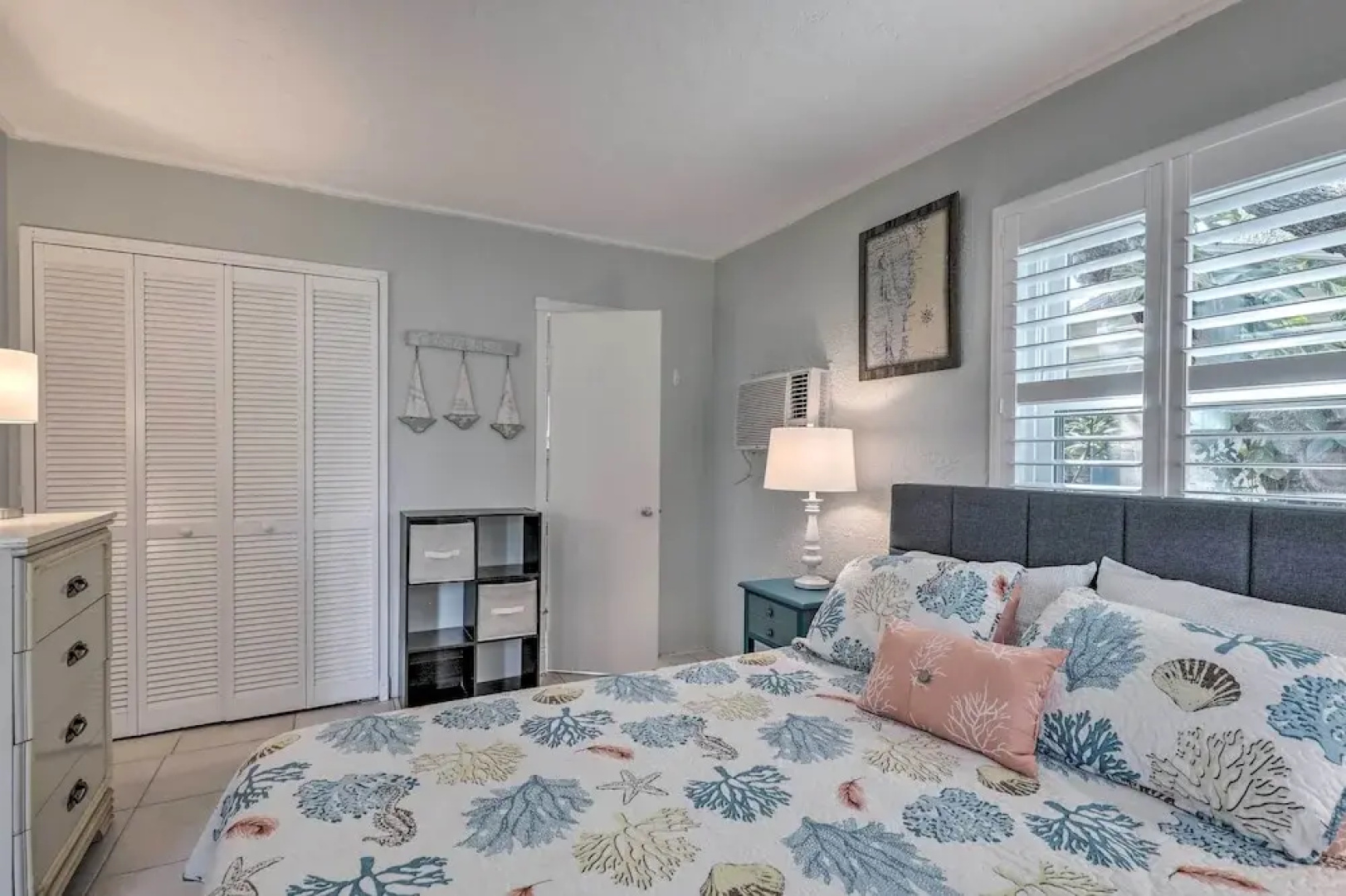 Cozy Crystal Beach Cottage: Walk to Shoreline