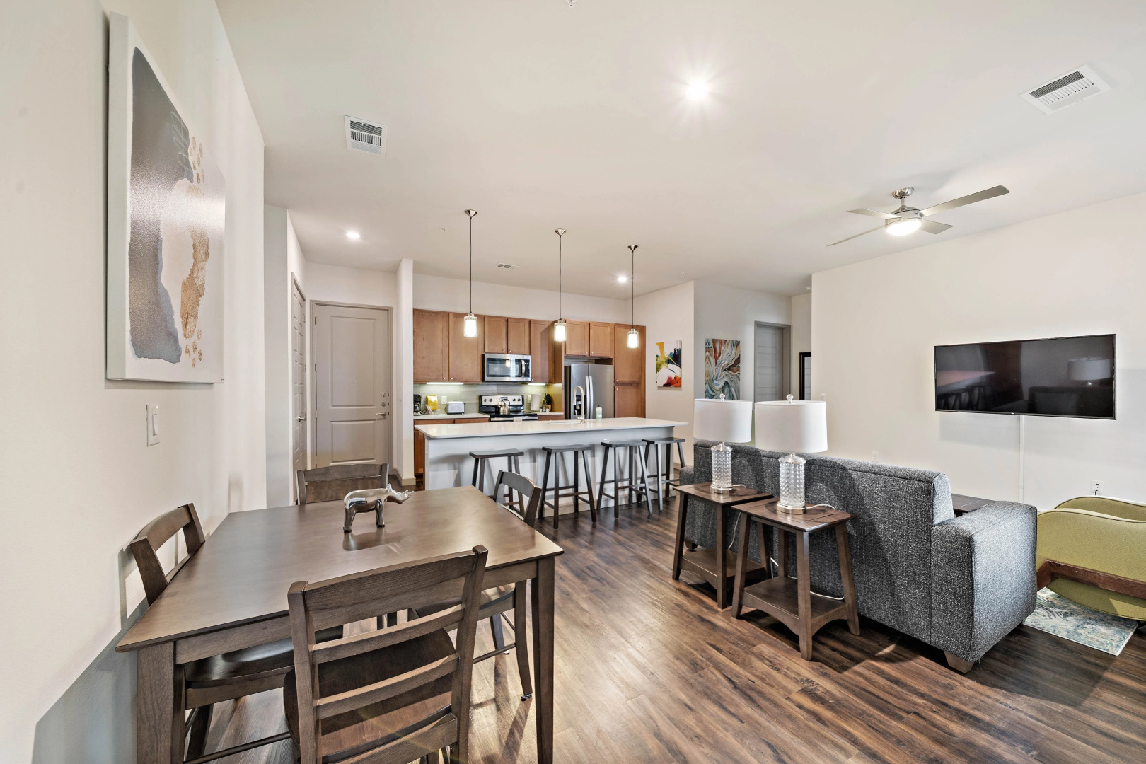 Spacious Apt With Amenities! Downtown Location!