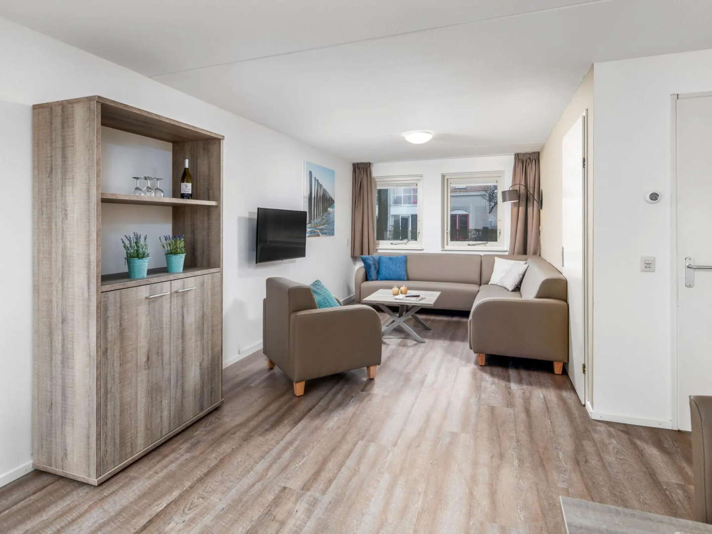 Restyled Bungalow With 2 Bathrooms, Near the Beach