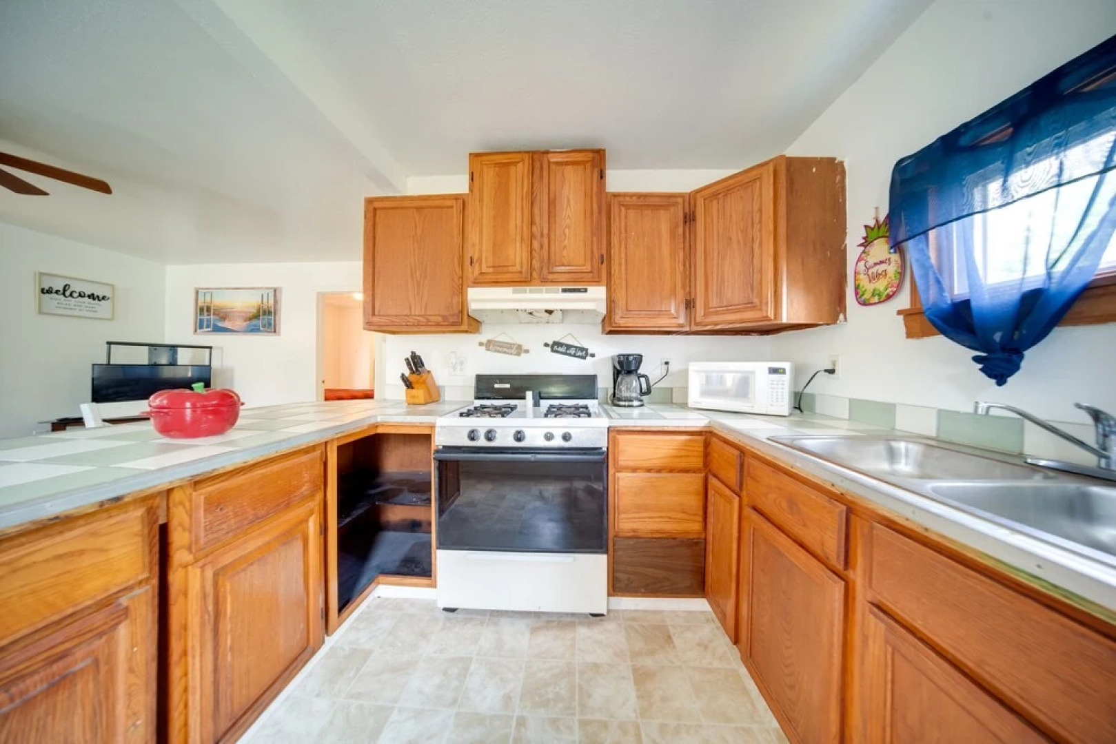 Charming Lake Erie Cottage on Main Strip!