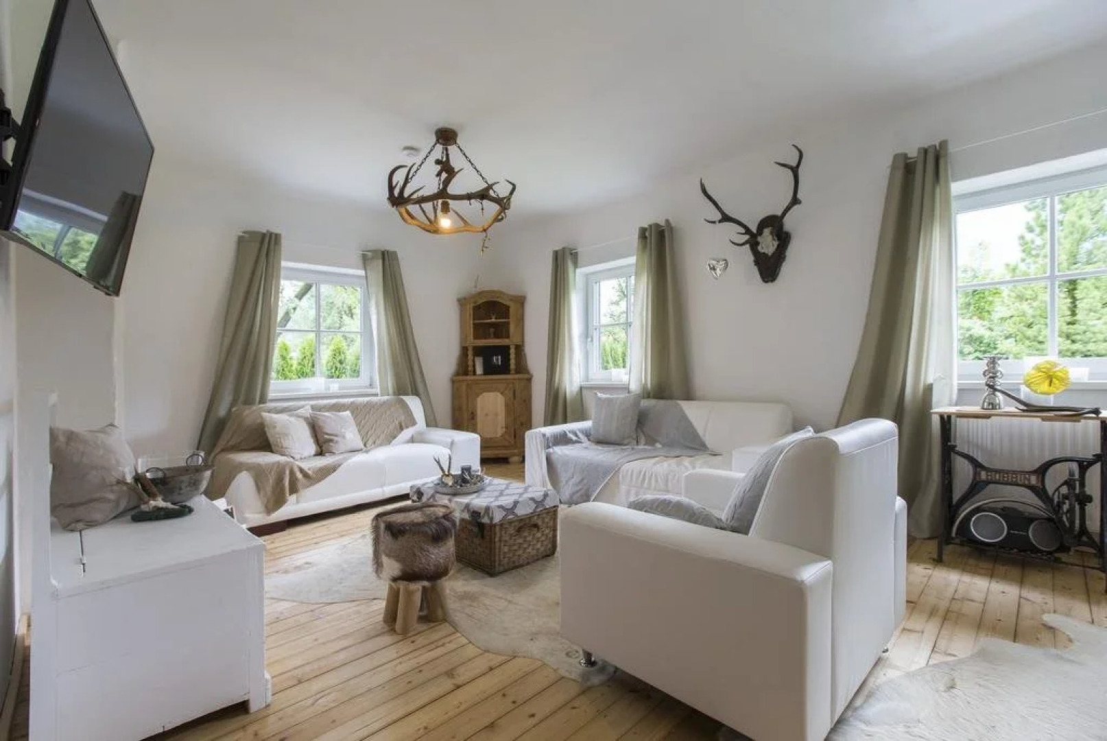 Holidaysun, Chalet Foresthouse, Detached Villa, 1000 qm garden, mountainview, whirlpool, BBQ&bikes&sunbeds for free