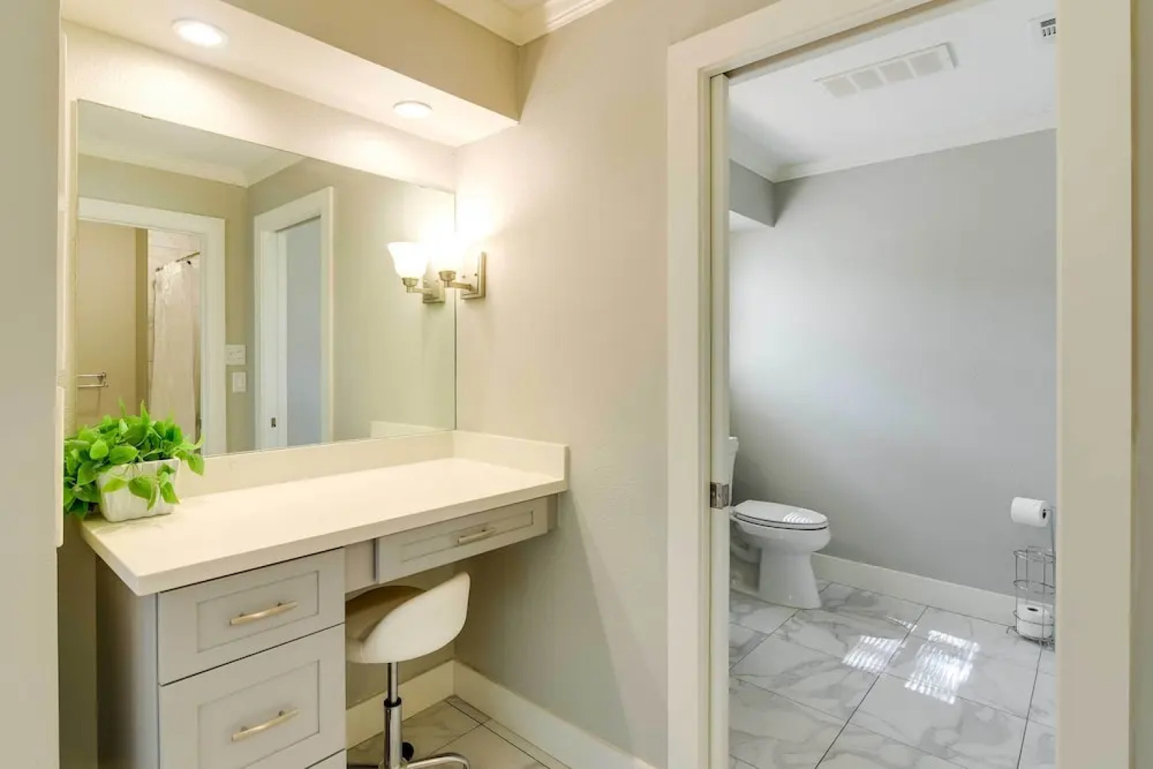 Indoor Pool: Peaceful Oasis in Hitchcock!