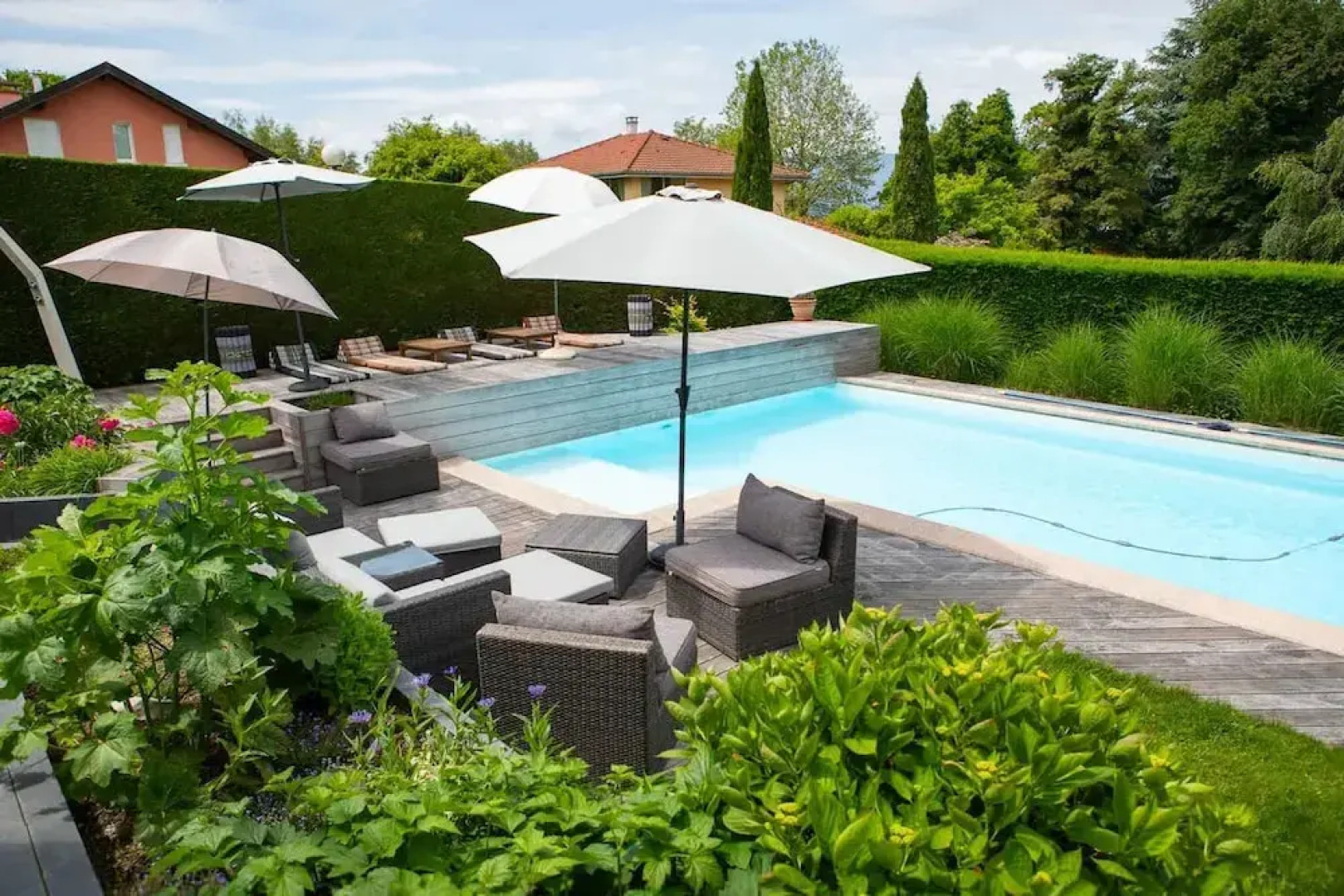 Villa au Bord du lac Avec Piscine Privee et Acces Direct au lac