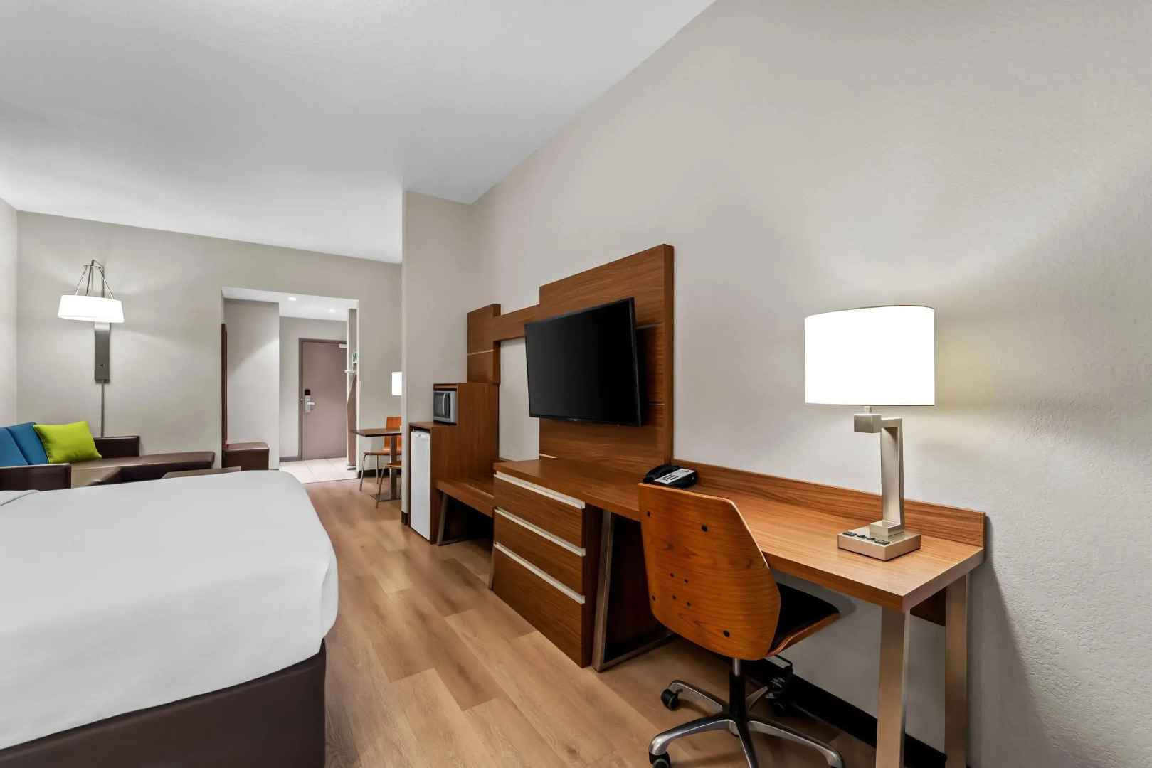 Days Inn & Suites by Wyndham Fort Myers Near JetBlue Park