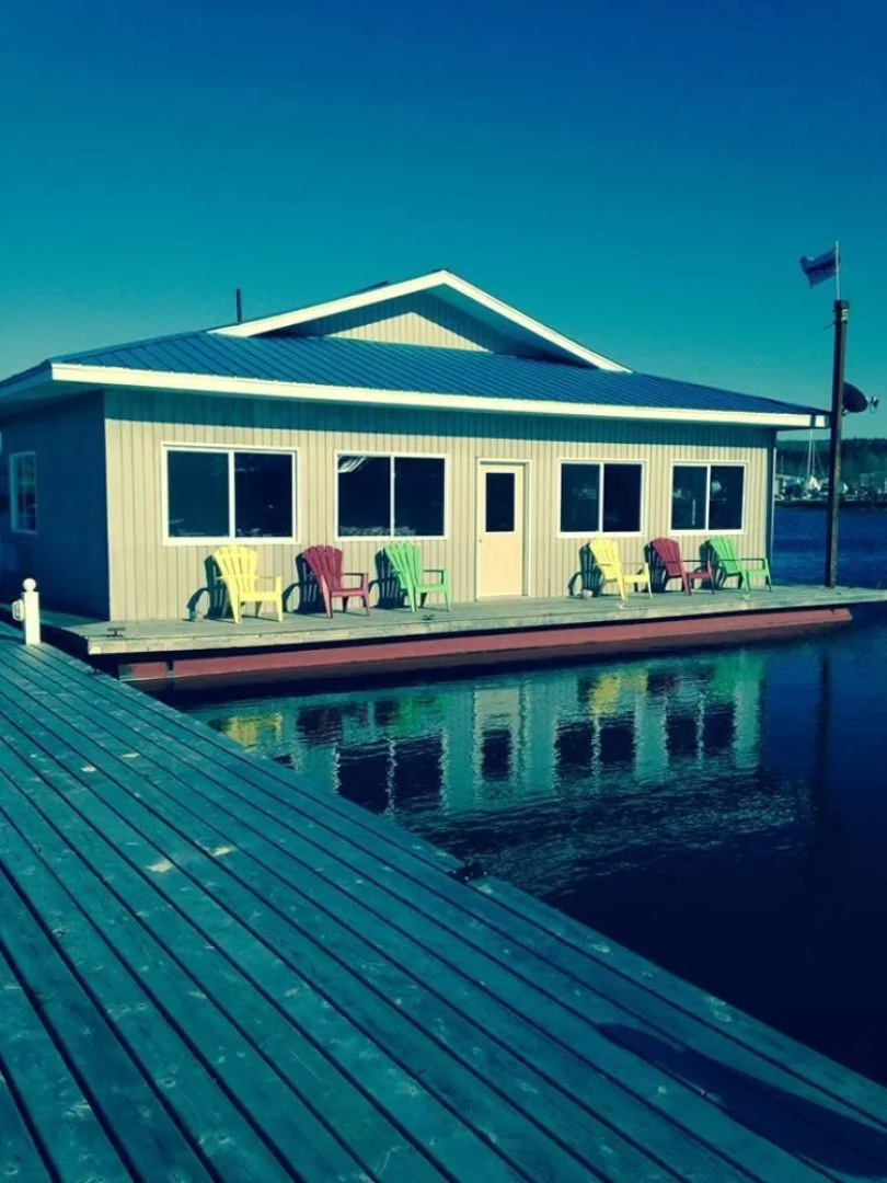 Diverse Rentals & Vacations FLOATEL