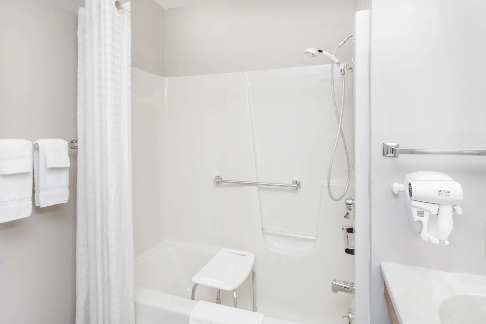 Watseka 24 Inn & Suites