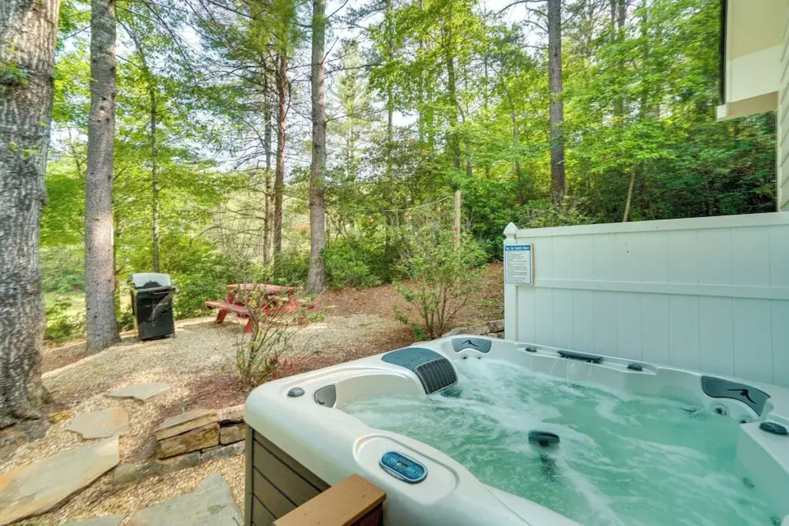 Helen Retreat w/ Hot Tub, 2 Mi to Downtown!