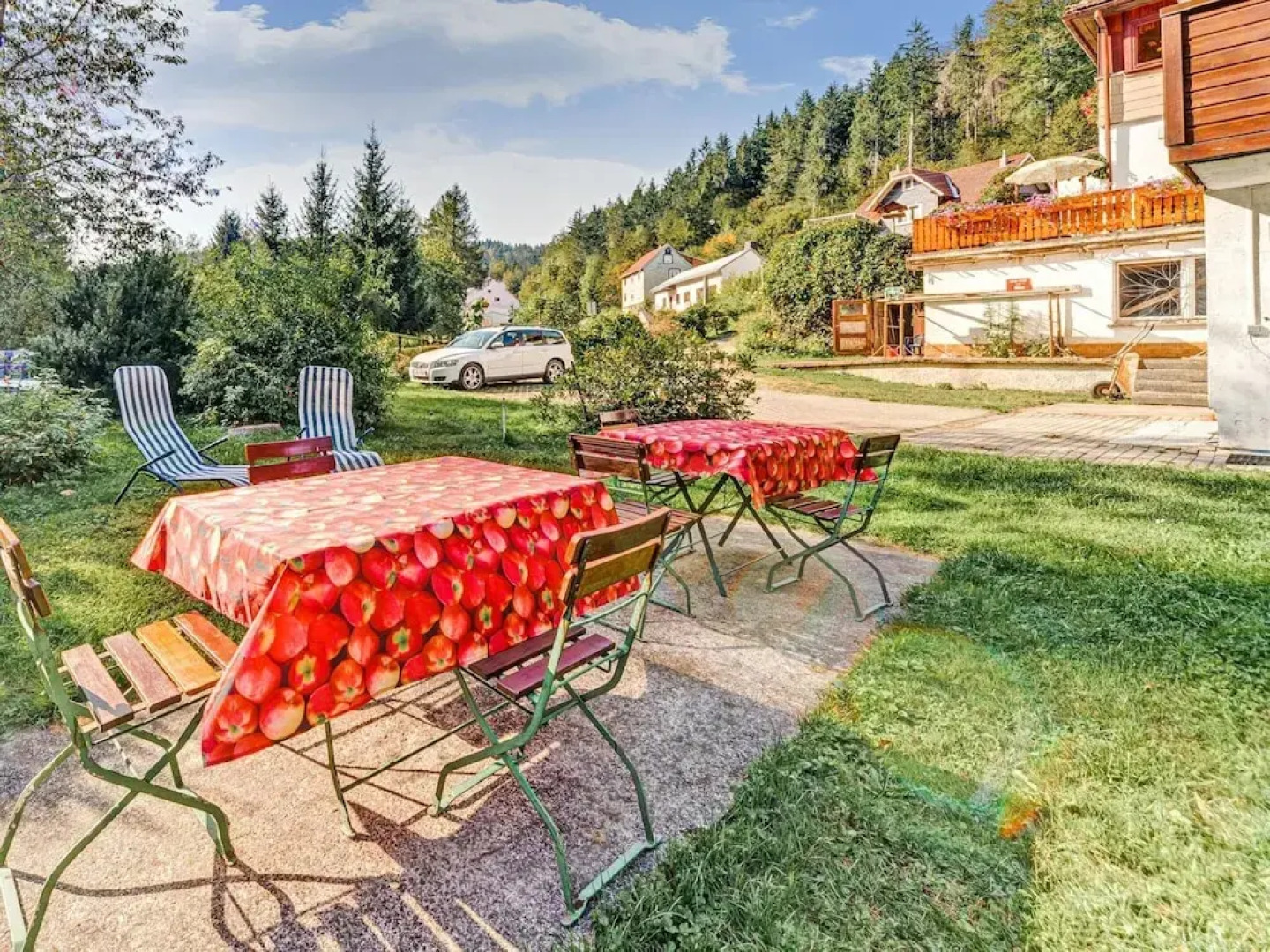 Cozy Apartment Near Trails