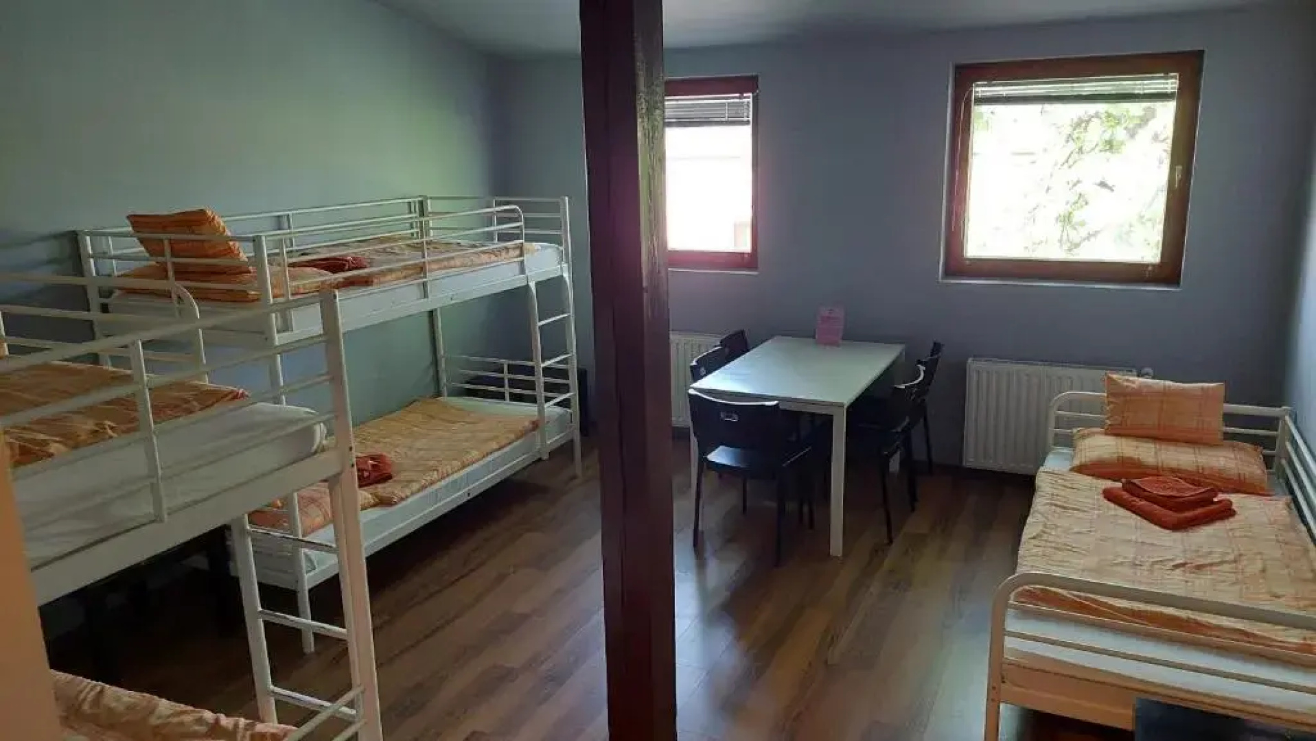 Vadgesztenye Youth Hostel