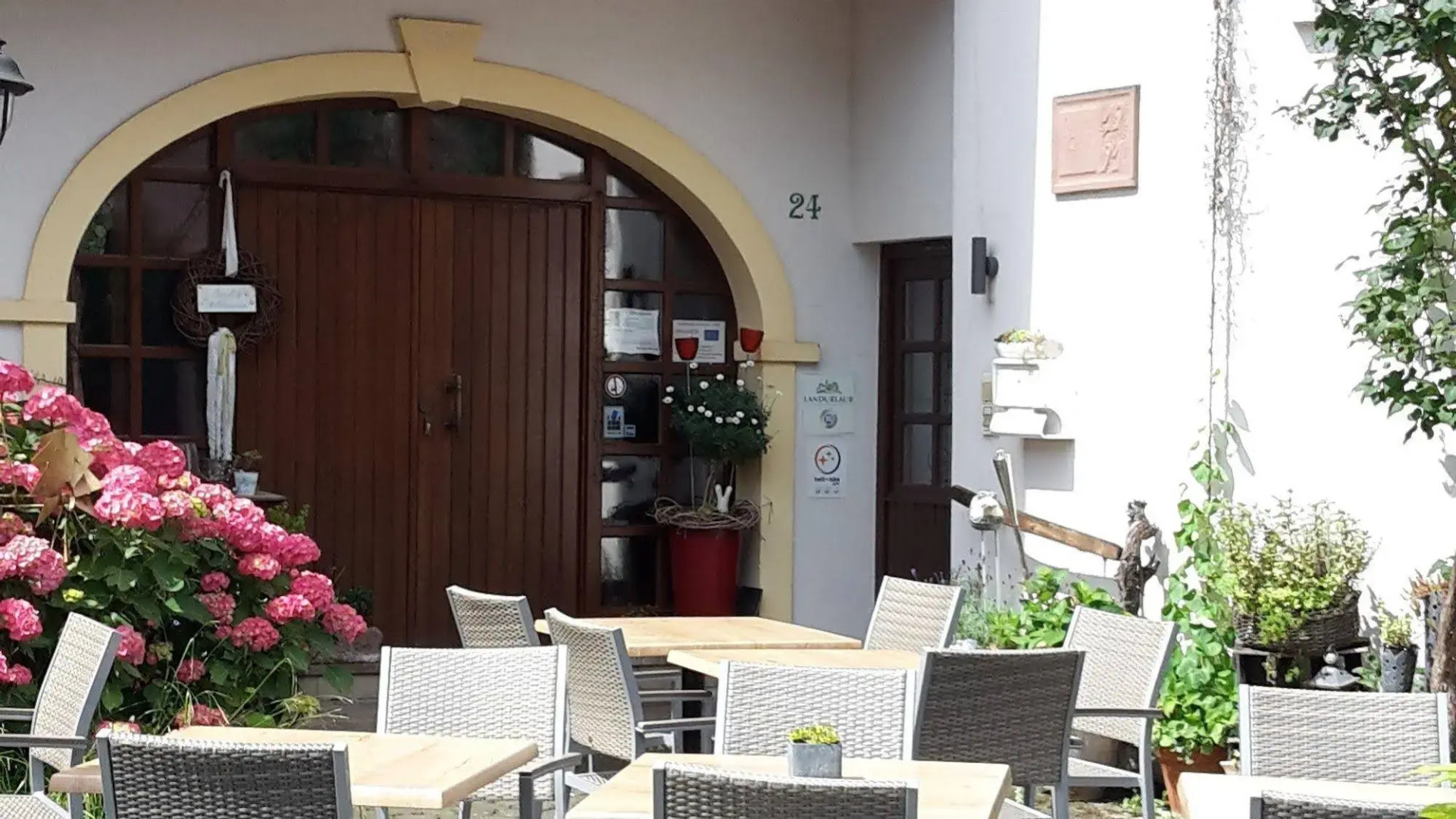 Johannishof Wine-Cafe & Guesthouse