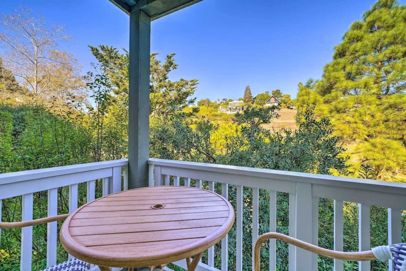 Cozy Cali Condo, Walk to Summerland Beach!