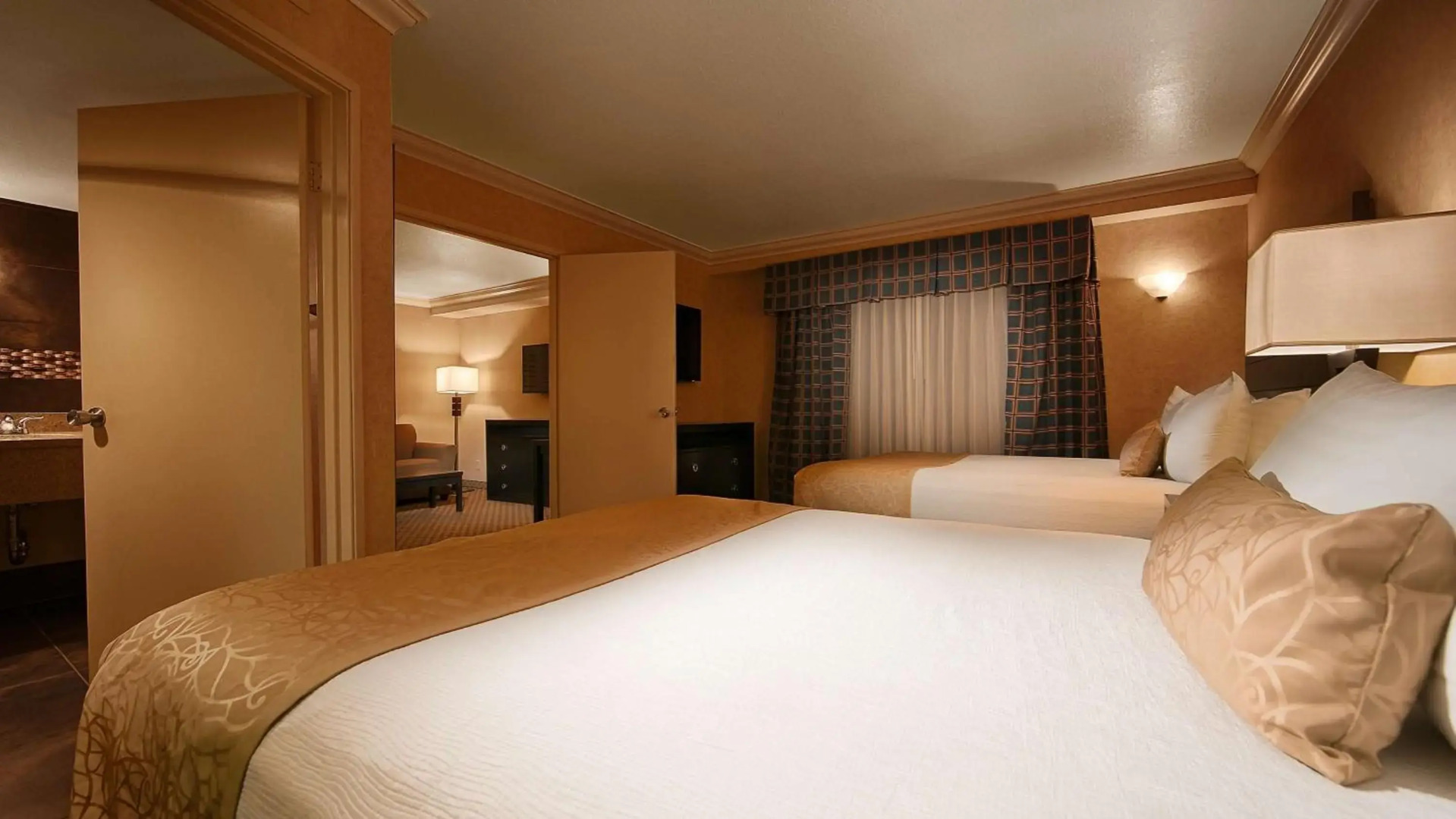 Hotel d’Lins Ontario Airport