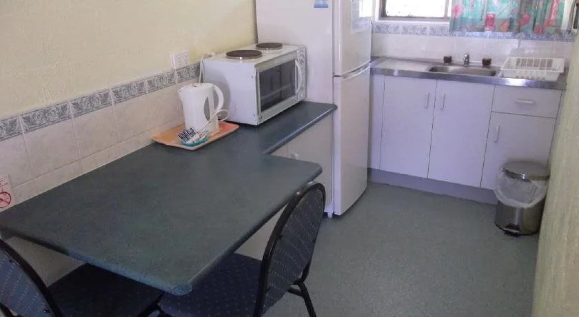 Kinka Palms Beachfront Apartments / Motel