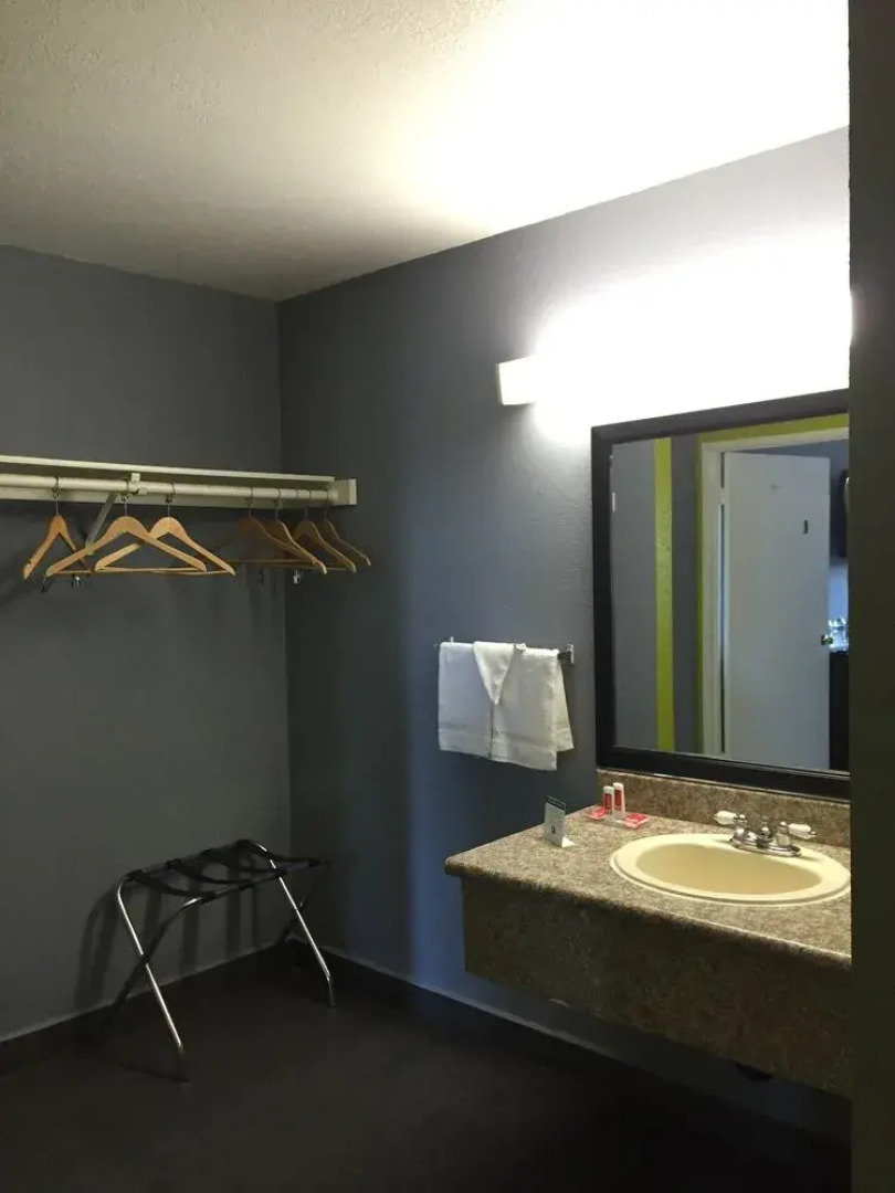 Econo Lodge Near Lax