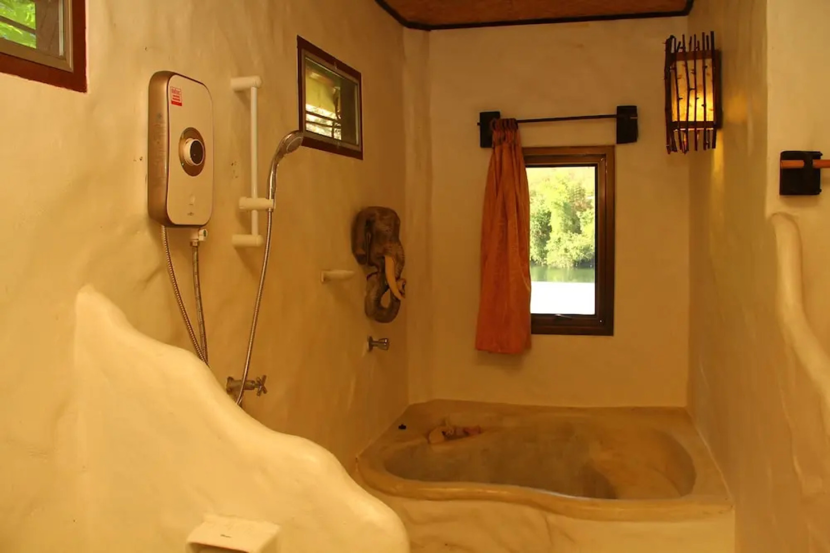 The Hub Erawan Resort