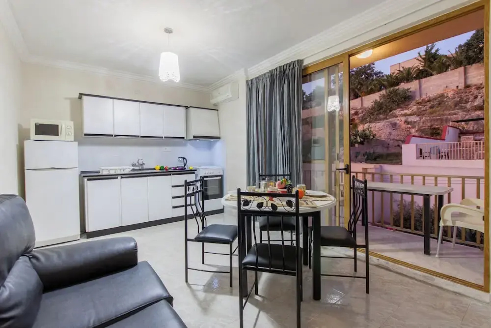 Pool and Sea, charming Merill Apart 5