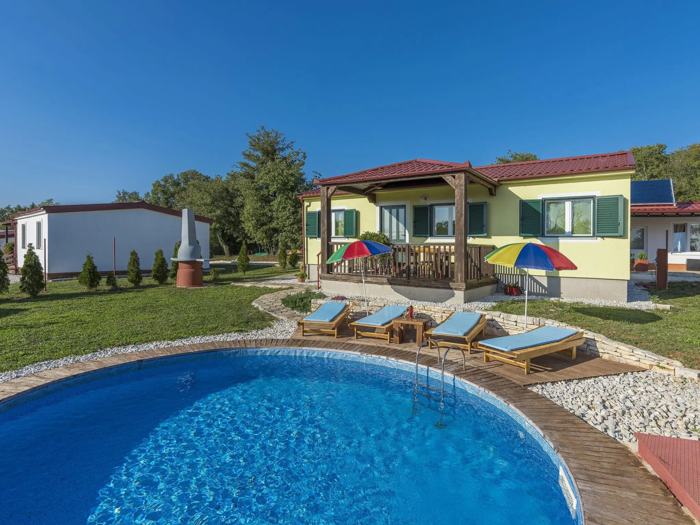Holiday house with private pool for 4-6 persons in the holiday park Jelovci