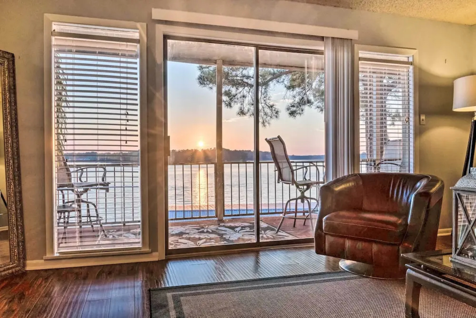 Sunset-view Resort Condo on Lake Hamilton!