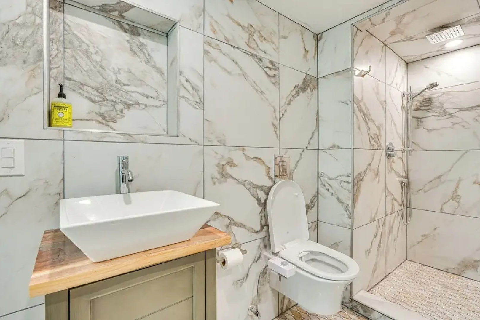 Walk to Waterfront: Chic Hudson Valley Garden Apt