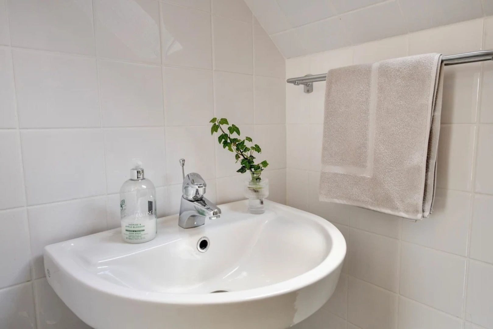 2 Bed House Sleeps 4 With Garden & Free Parking