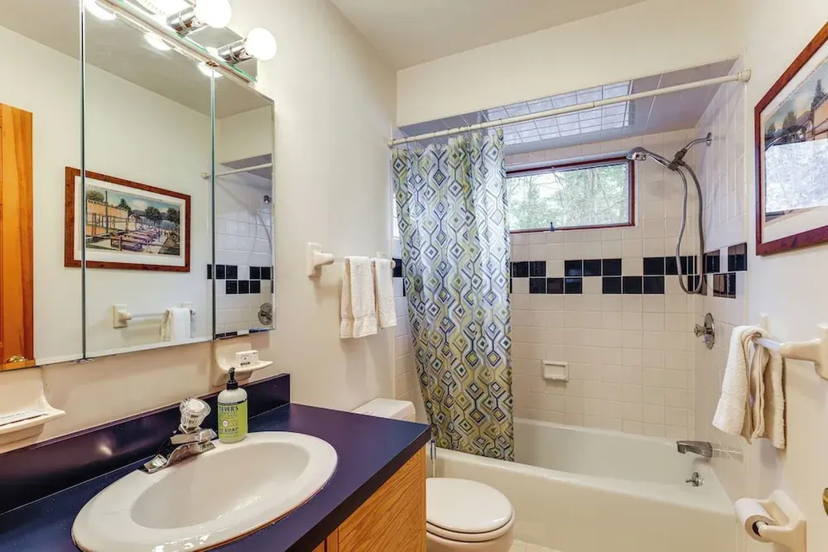 'sweet Serenity' Schroon Lake Family Retreat!