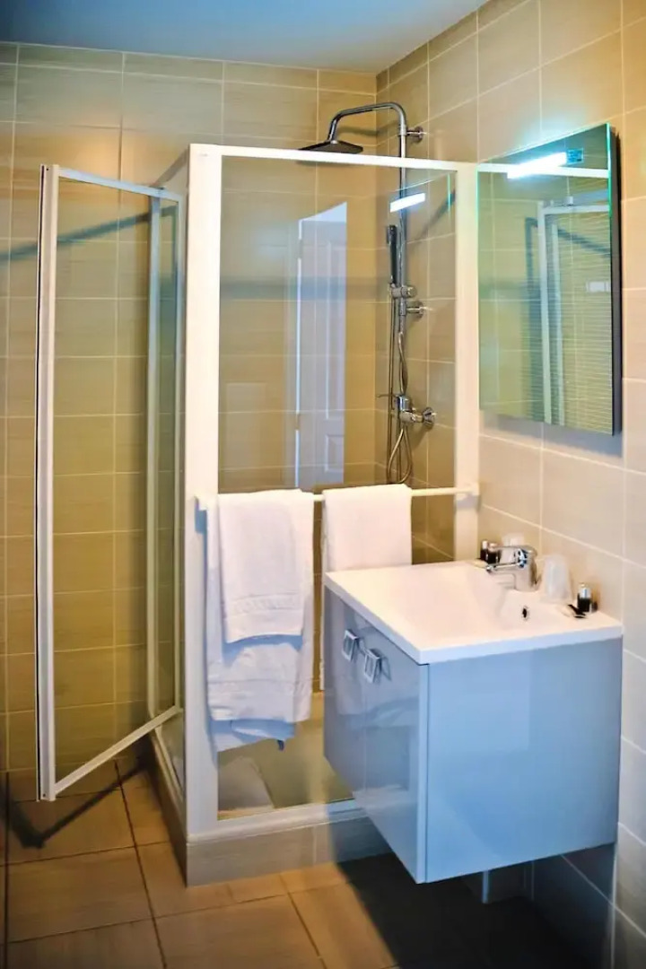 Apartment With Shared Pool Near sea