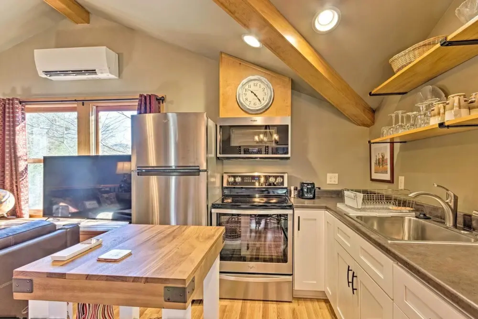 Cozy Black Mountain Escape: Walk to Golf & Lake!