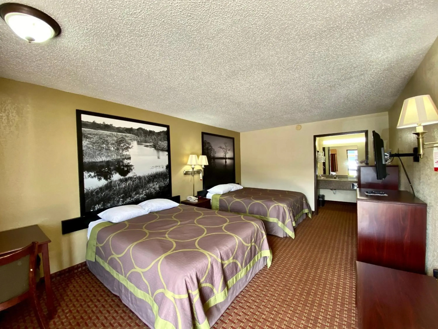 Super 8 by Wyndham Shawnee