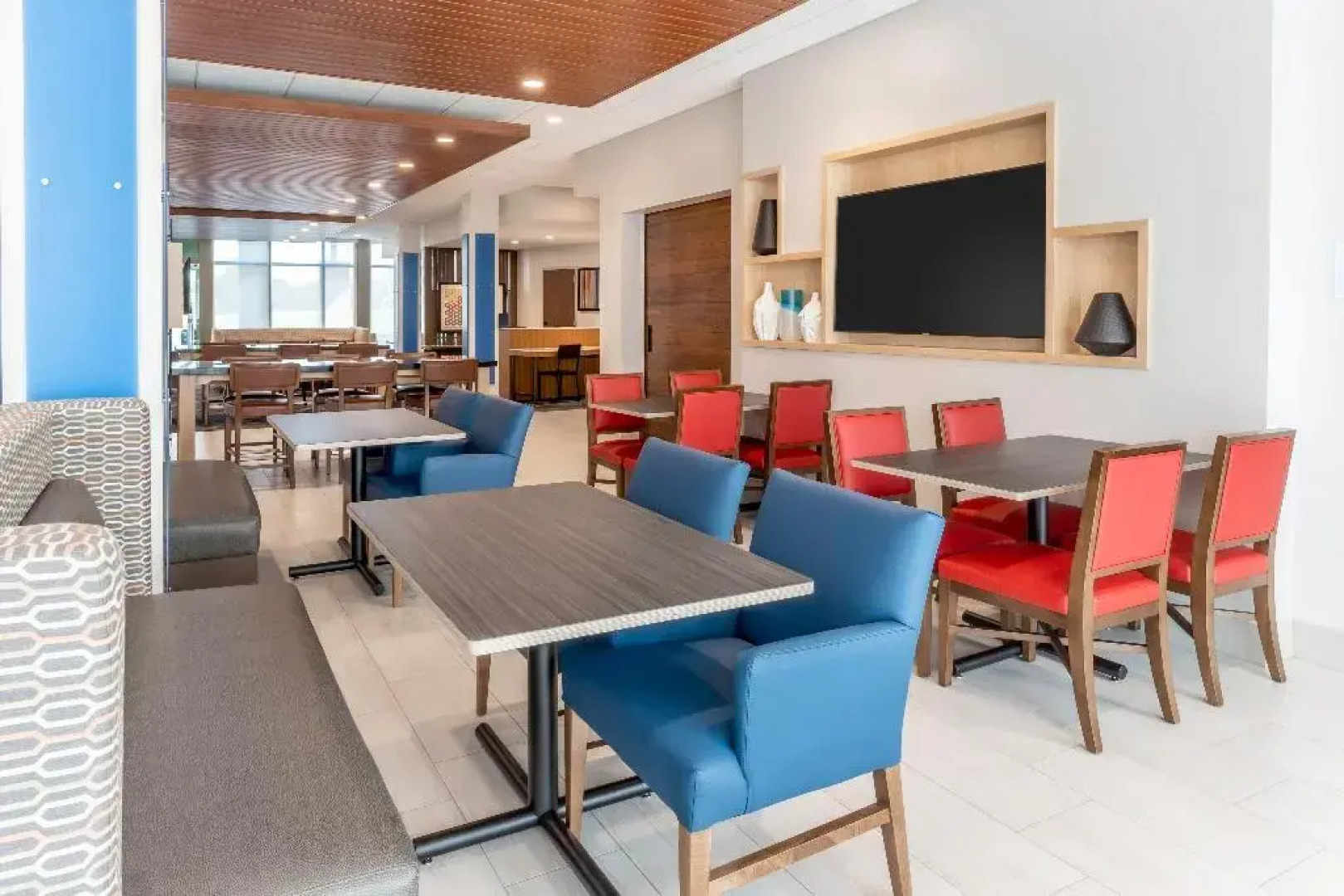 Holiday Inn Express & Suites Milwaukee West Allis