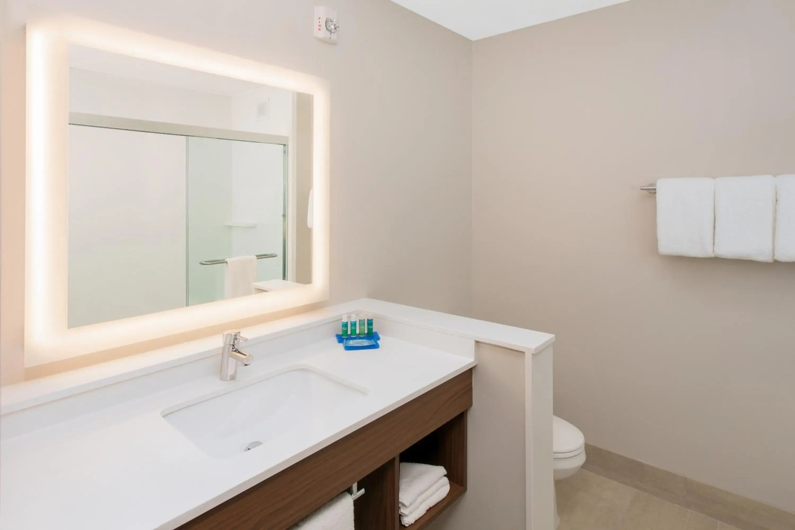 Holiday Inn Express and Suites Detroit/Sterling Heights by IHG
