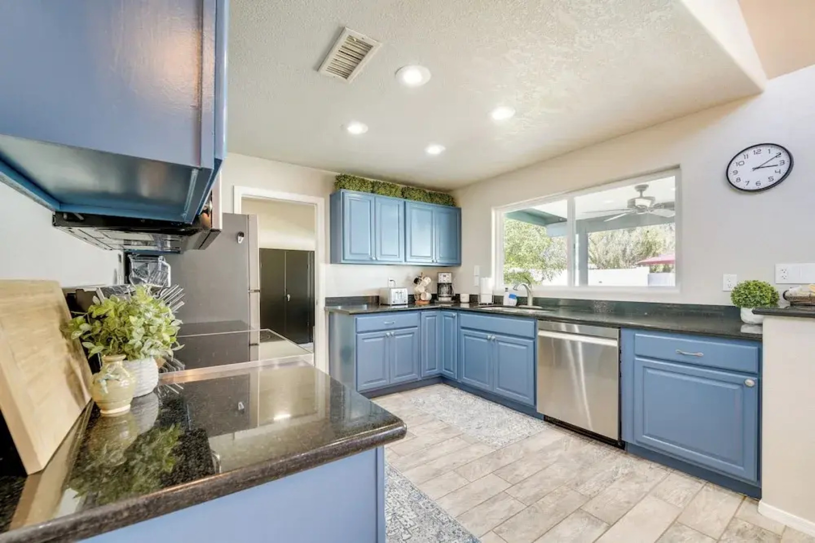 Pool, Putting Green & Games: Chandler Home!