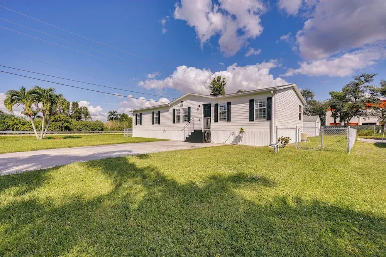 Sunny Fort Myers Home w/ Screened-in Porch & Grill