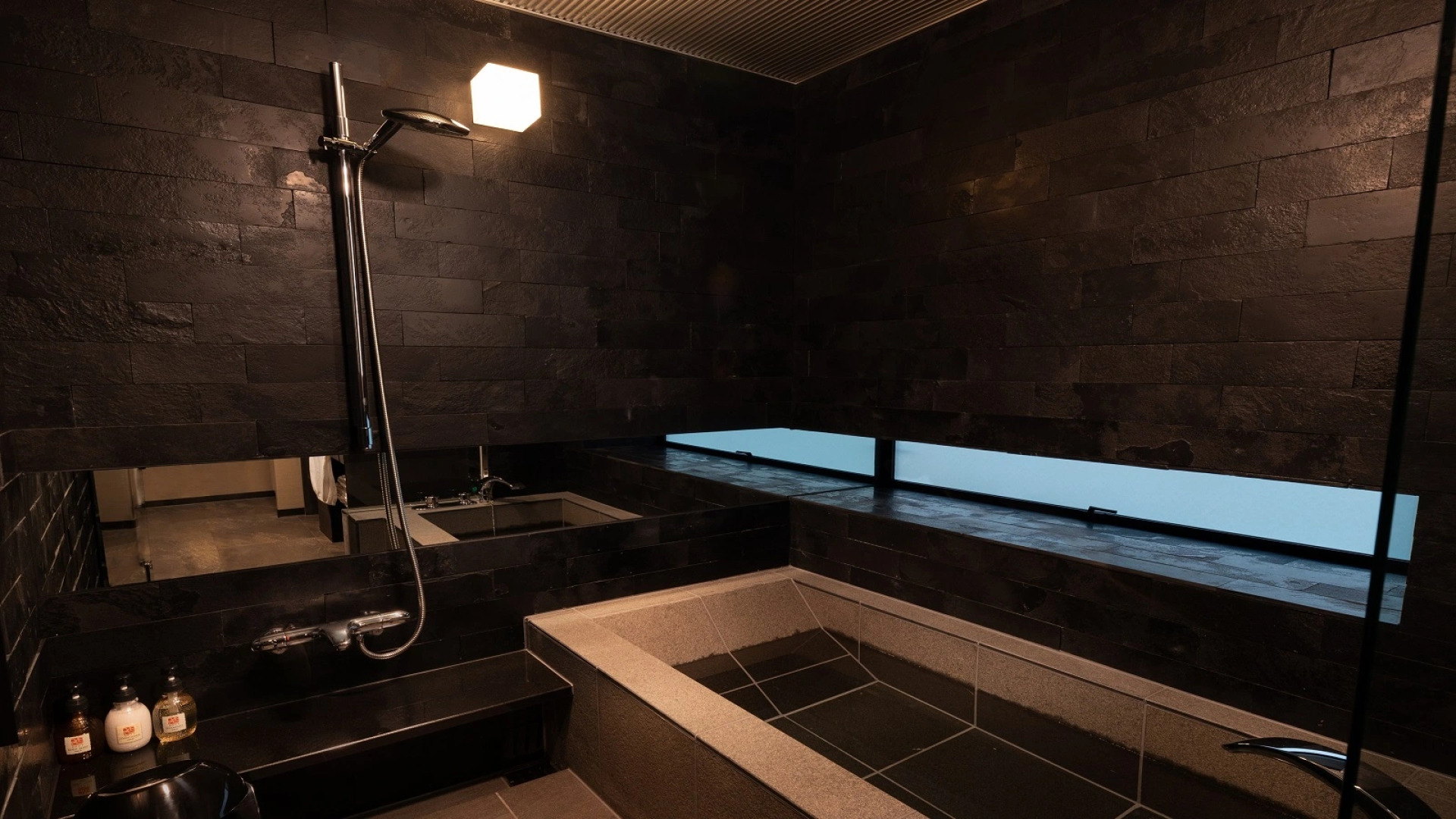 Tsumugi Tojihigashimonmae