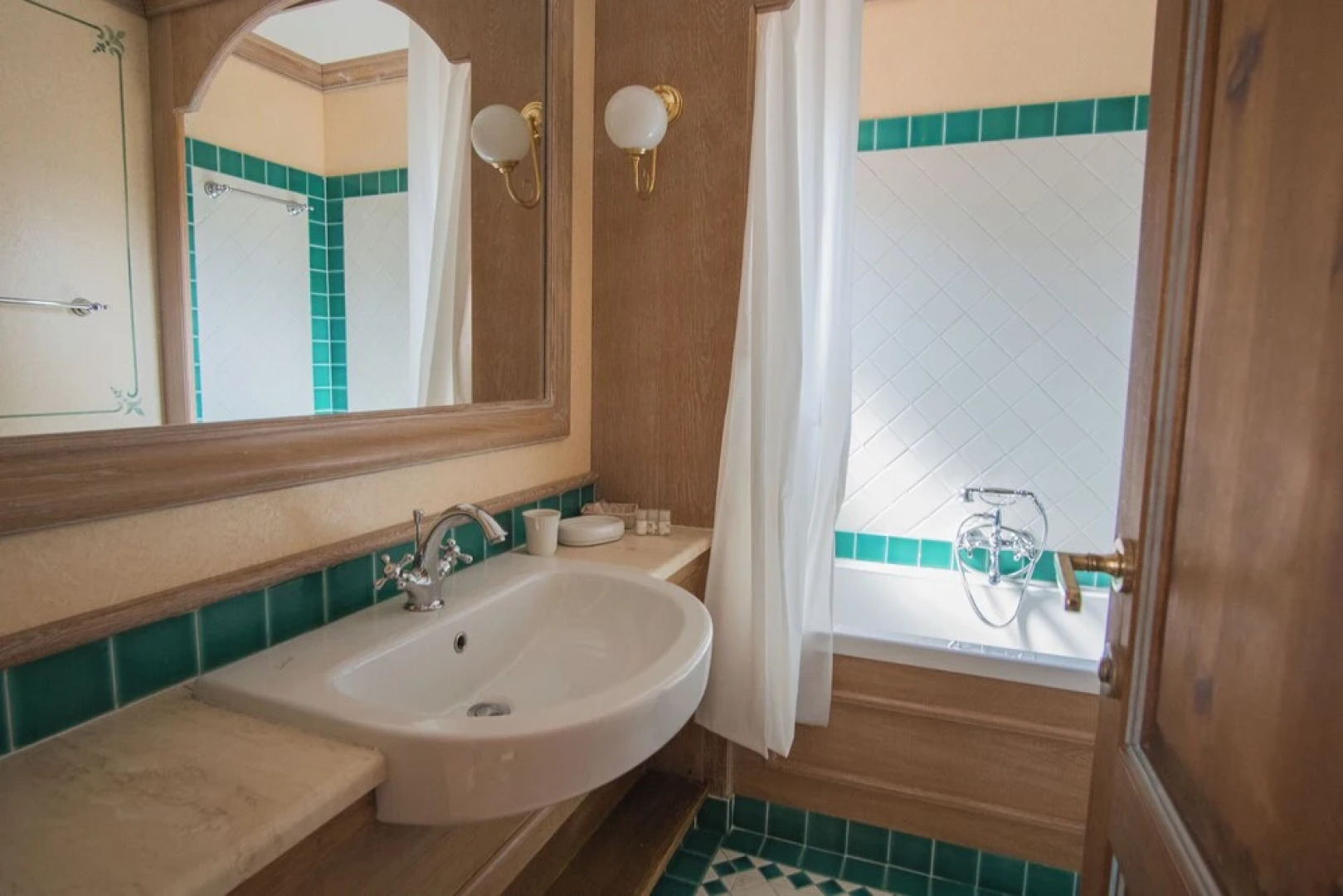 Beautiful Il Giardino Degli Oleandri one Bedroom Sleeps two Num0850