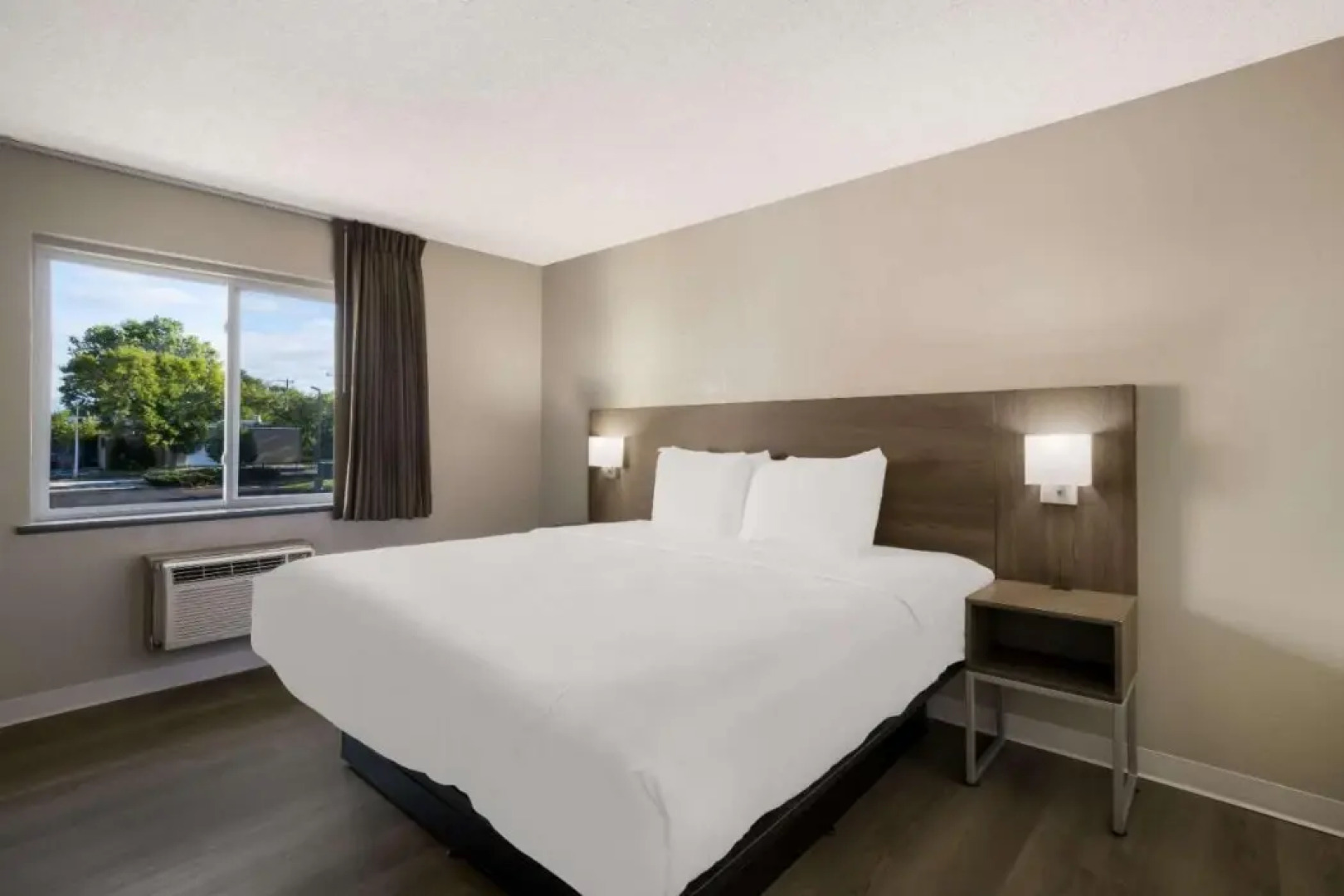 Suburban Studios Milwaukee Airport