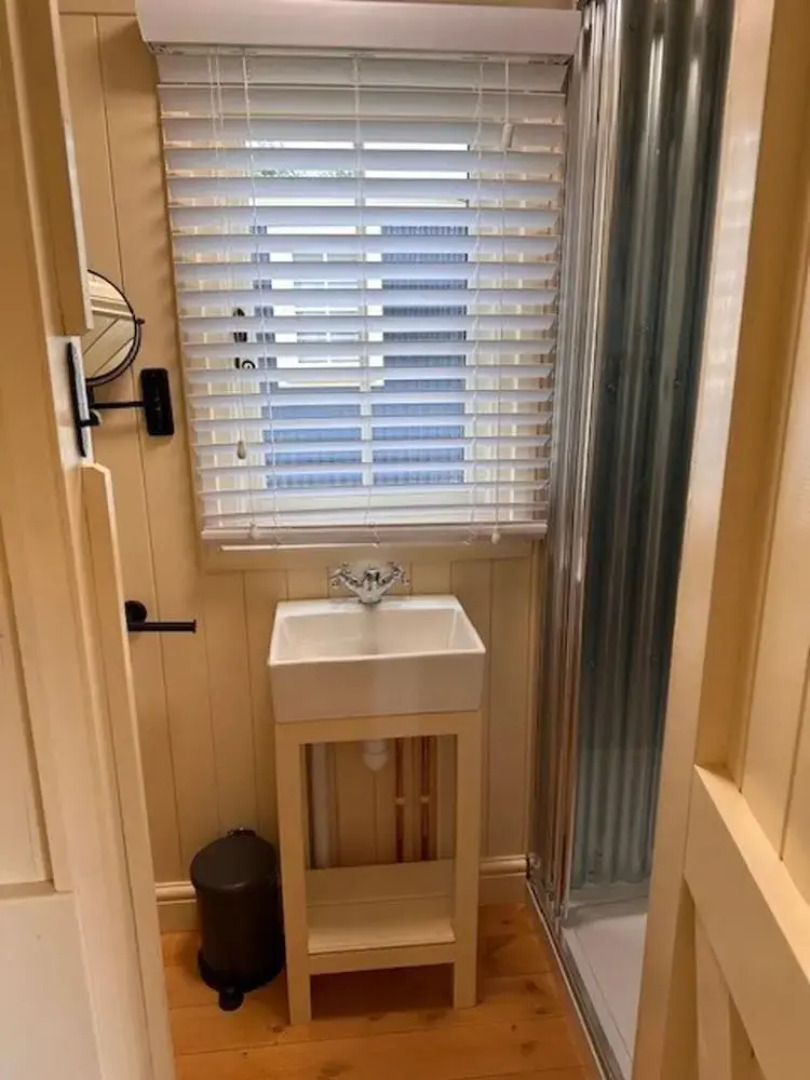 Shepherdshut-cotswolds-petfriendly-woodburner