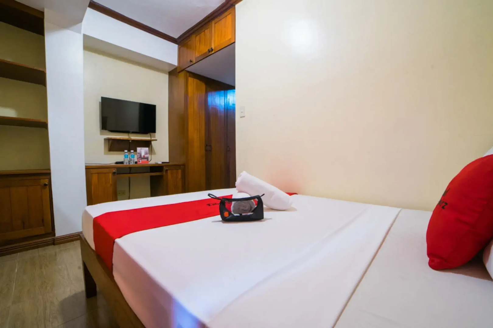 RedDoorz @ Moonwalk Paranaque