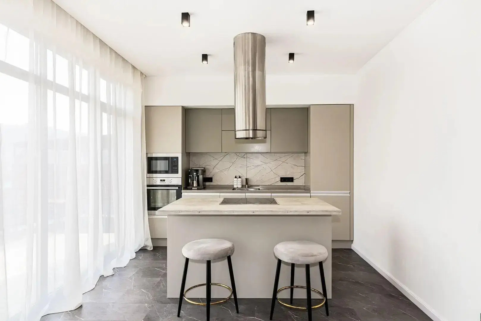 Стильный дом с теплым бассейном и сауной