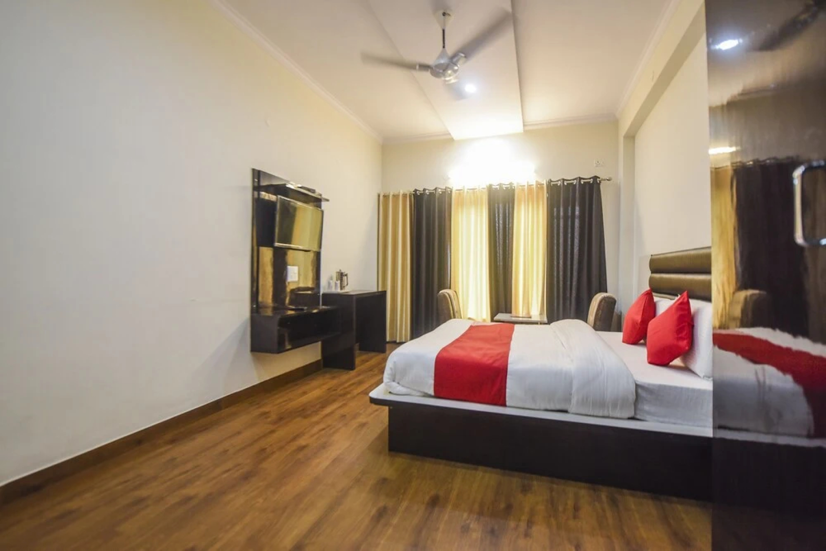 OYO 15428 Hotel Grand Hills