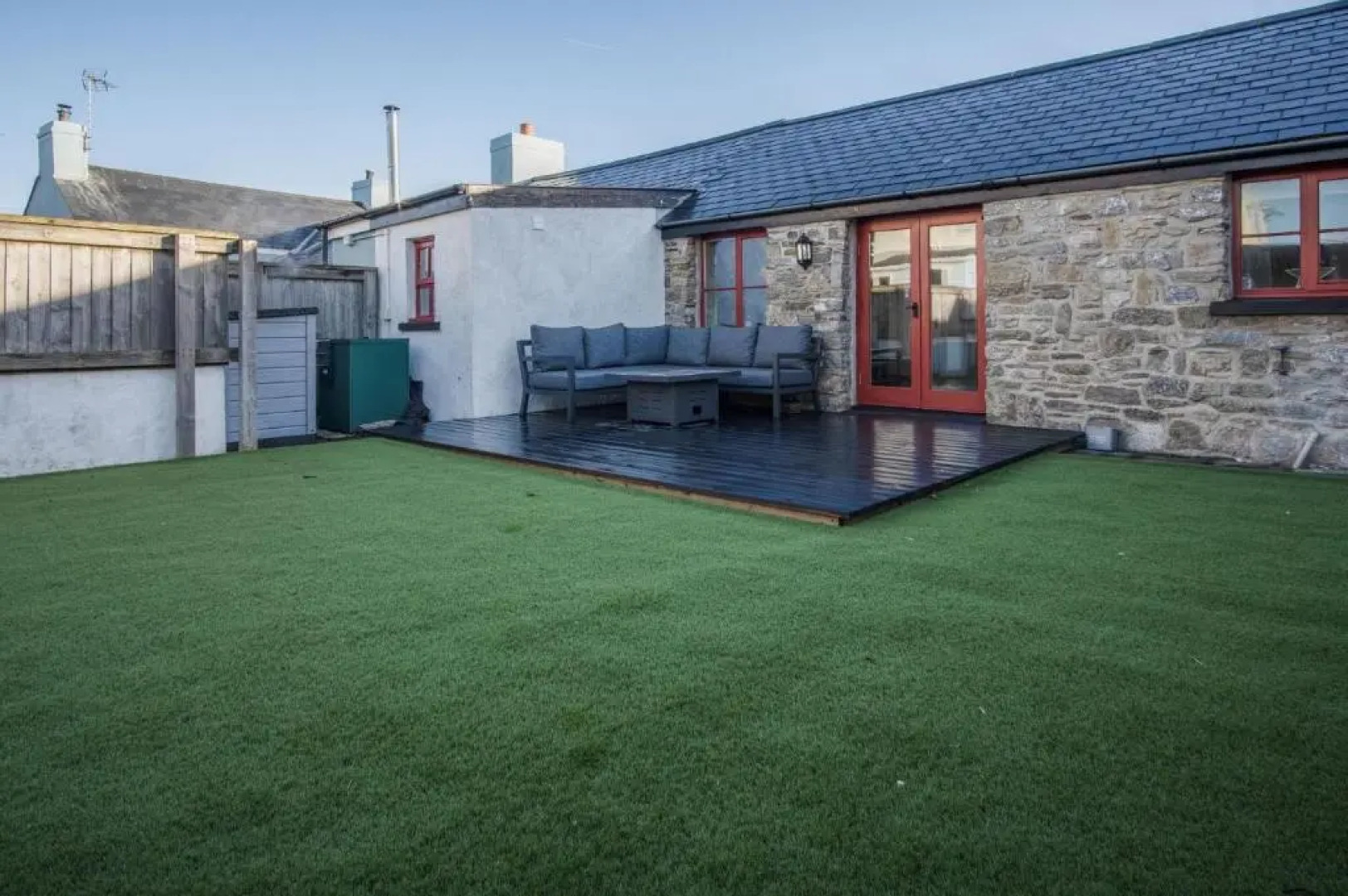 The Old Stables - 3 Bedroom Cottage - Angle