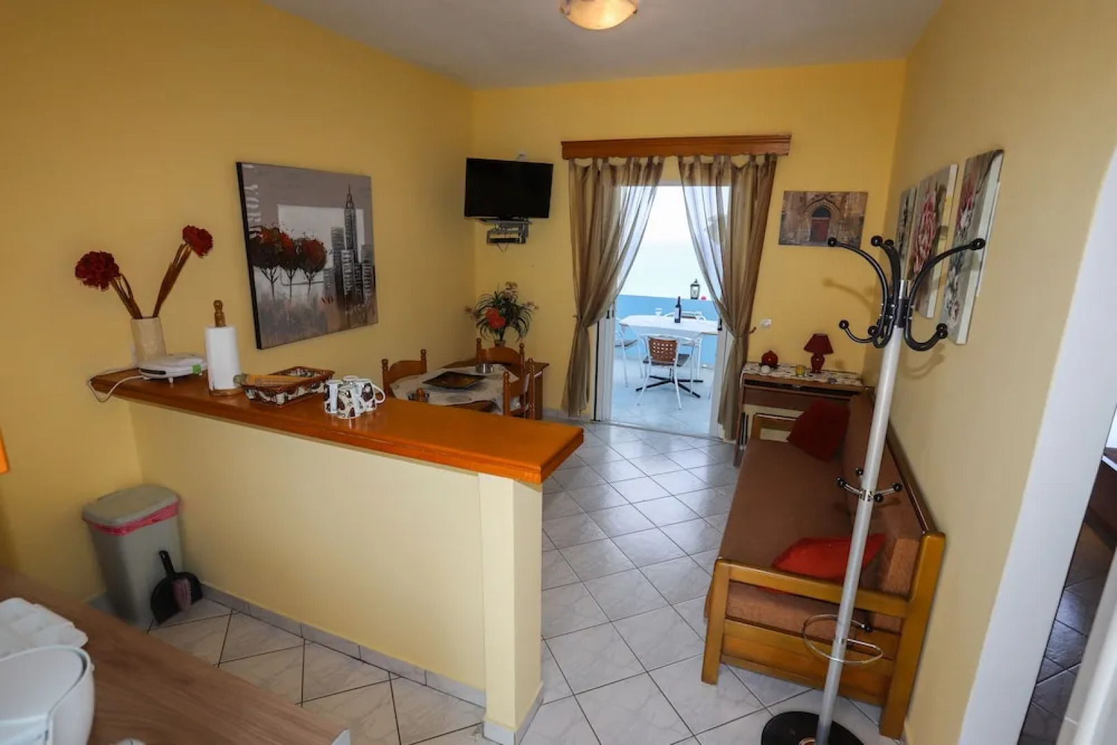 Agios Georgios - 2 Beds - Sleeps 5 - Free Parking