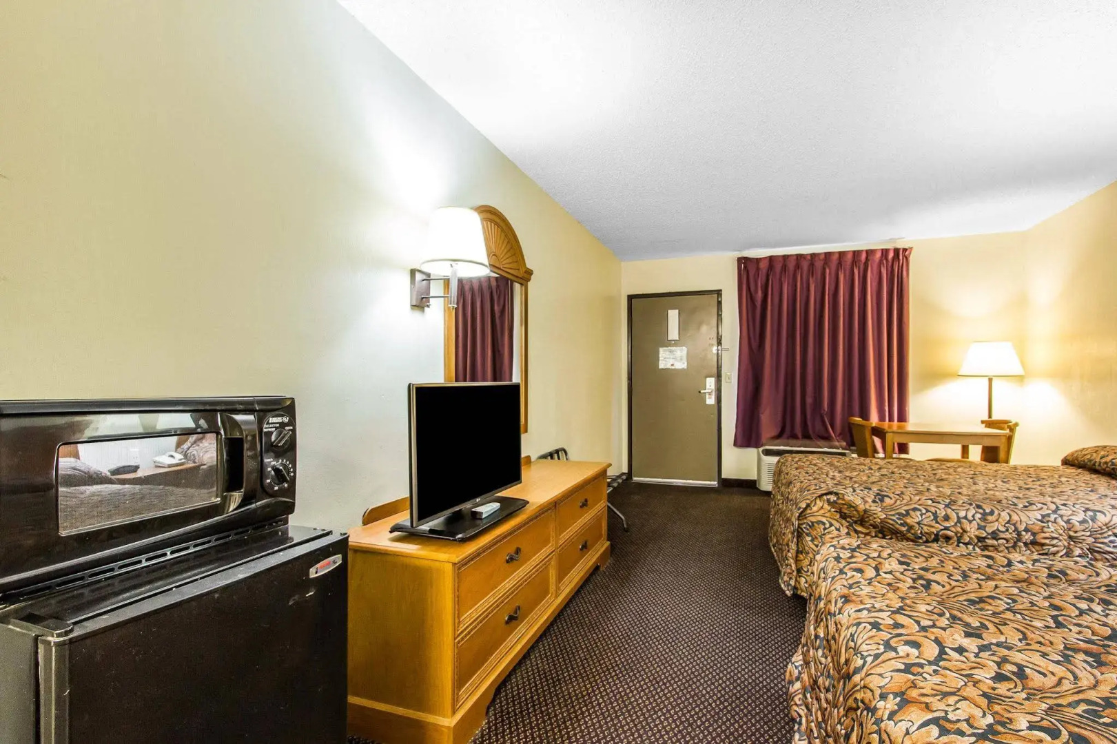 Econo Lodge & Suites Clarksville near Governors Square Mall