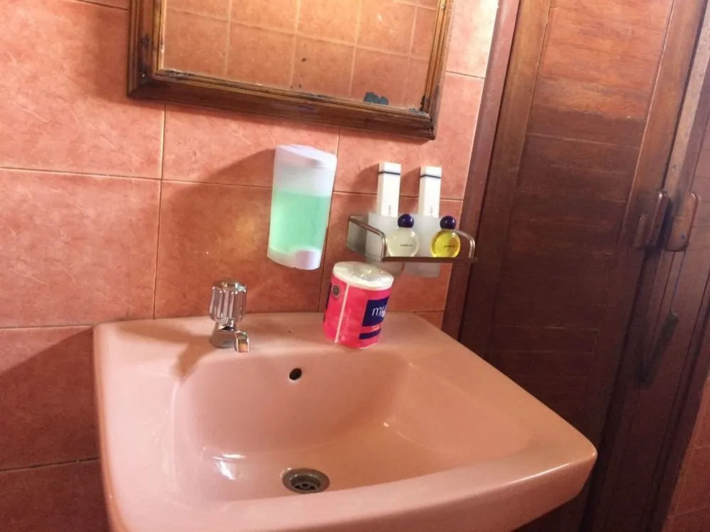 Coral Beach Pizza Cottages