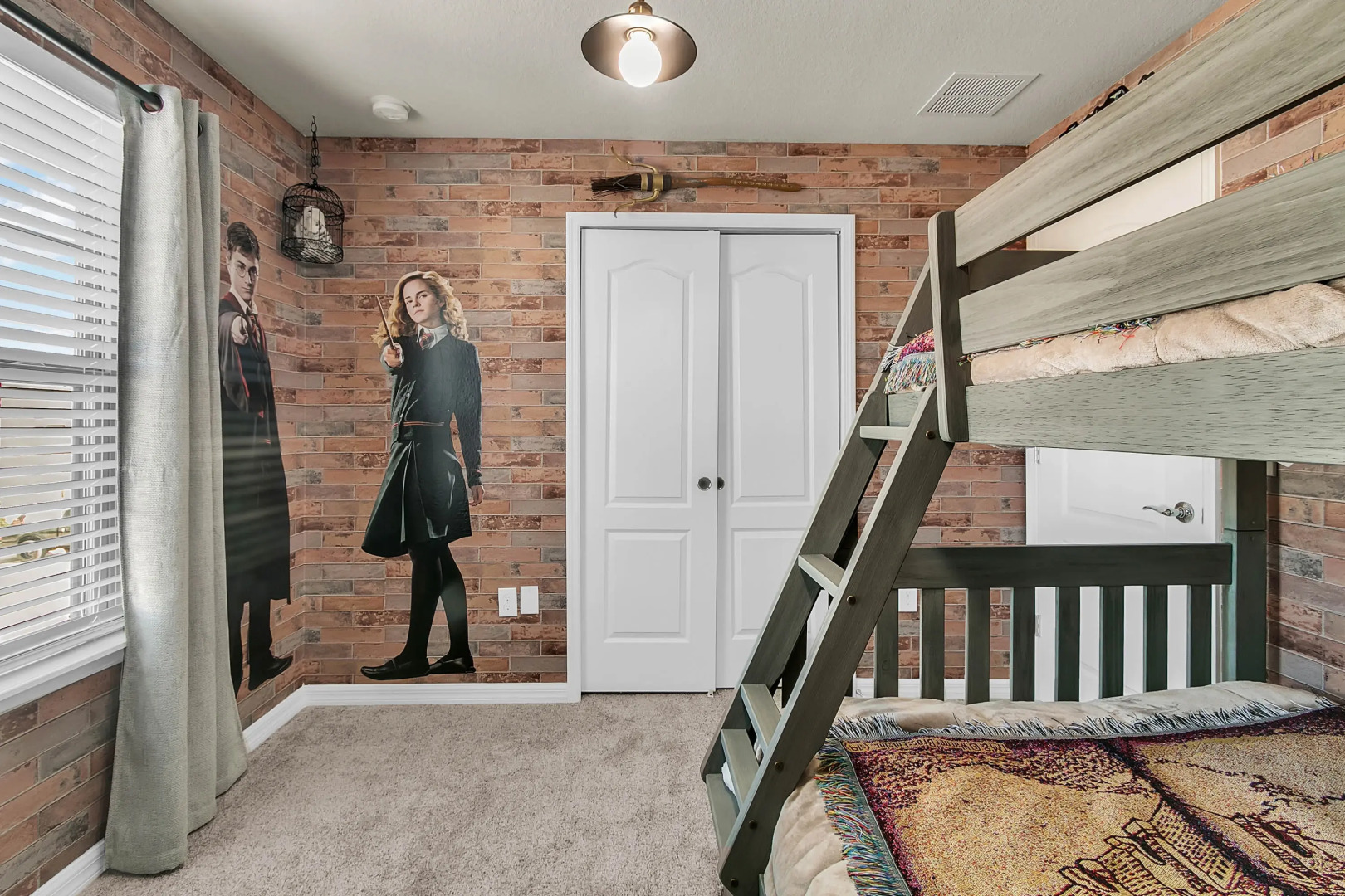 5 Bedrooms / 4.5 Bathrooms / Windsor at Westside (8928 SA), Kissimmee, US