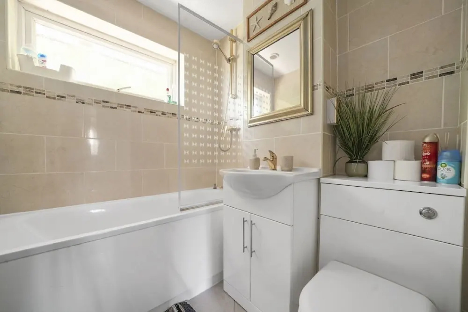 House - Sleeps 8 & On-site Parking