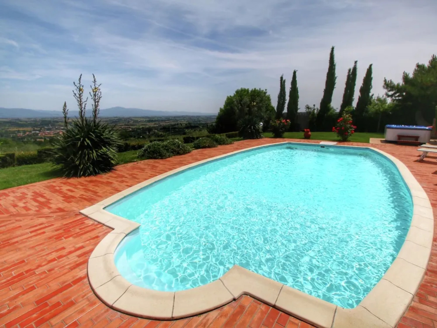 Spacious Villa in Monte San Savino with Swimming Pool